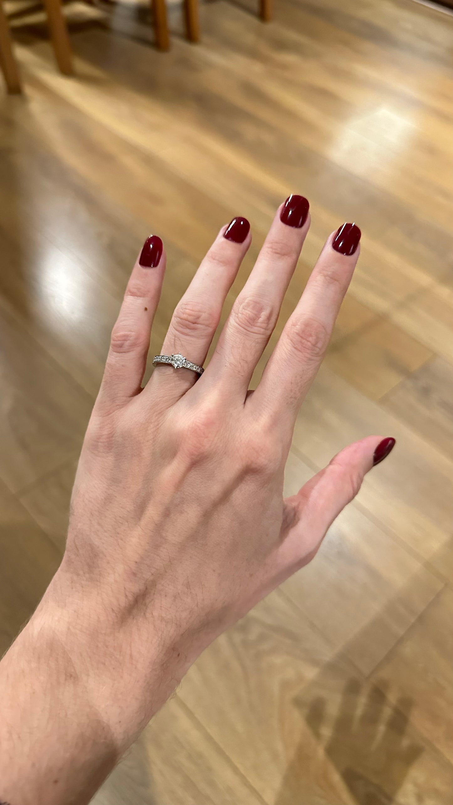 Anillo Solitario con cintillo de Diamantes