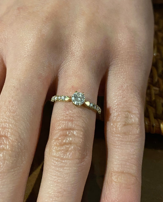 Anillo Solitario con Diamantes en Pavé