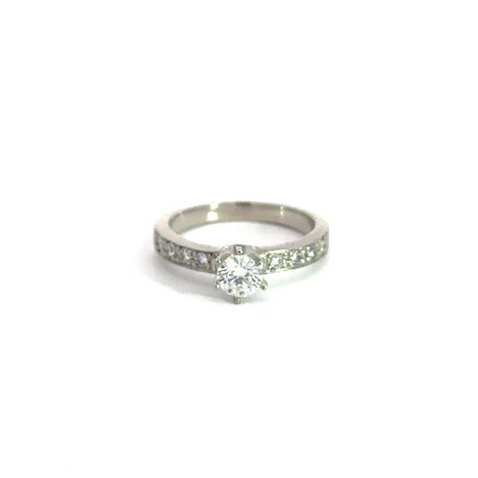 Anillo Solitario con cintillo de Diamantes