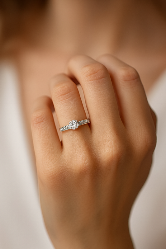 Anillo Solitario con cintillo de Diamantes