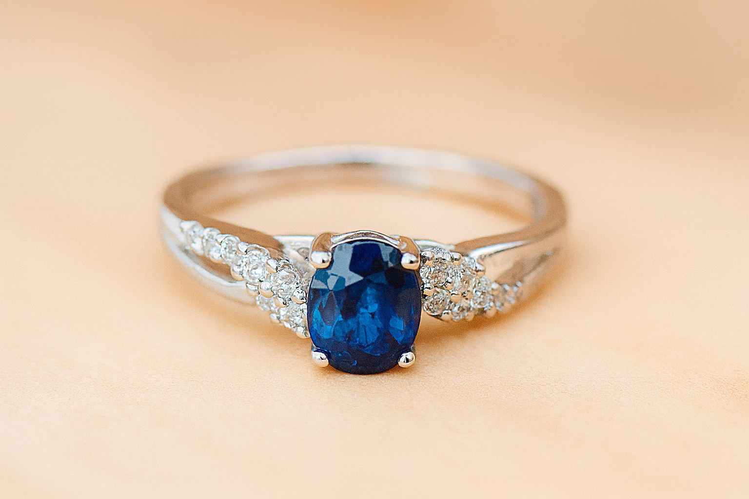 anillo-cachemira-oro-blanco-18k-zafiro-diamantes-rose-joyas